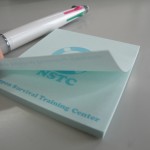 めくってもめくっても、金太郎飴のようにNSTCのロゴが！！
