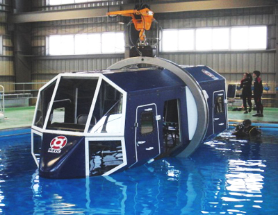 ヘリコプター水中脱出訓練用模型（METS30）
